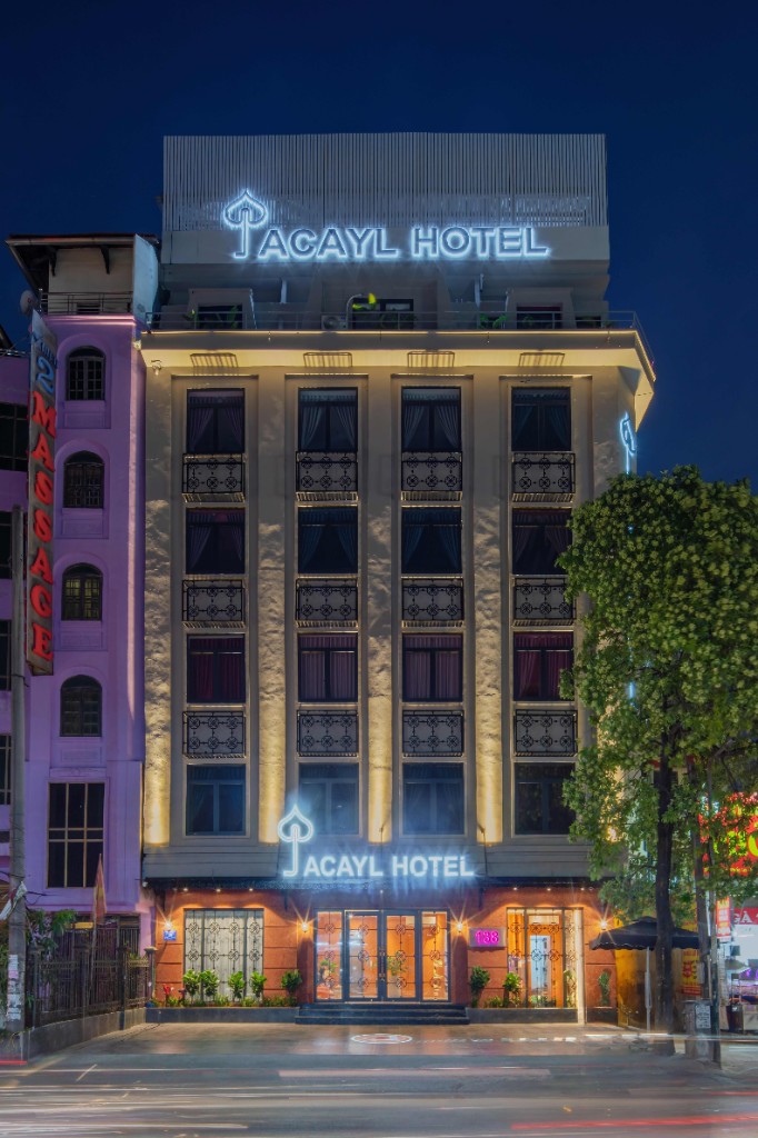 Mặt tiền Jacayl Hotel về đêm